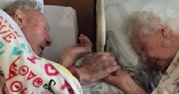 برغم أنف كورونا، مسنان يحتفلان بعيد زواجهما الخمسين داخل العناية المركزة