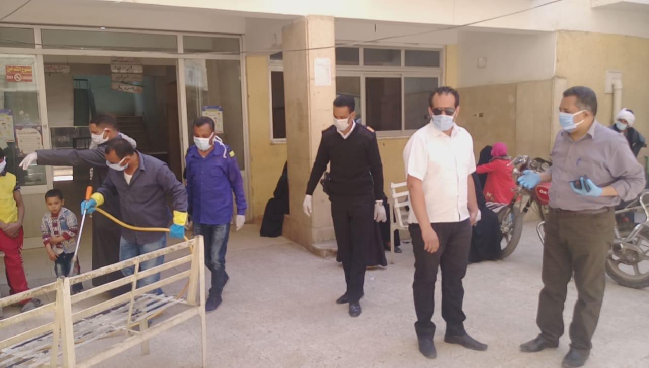 محافظ قنا :تطهير ١٠٣١ منشأه و ١٦٠ شارع و ٧ مواقف أجرة وموقع للعمل بـ ٥ مدن