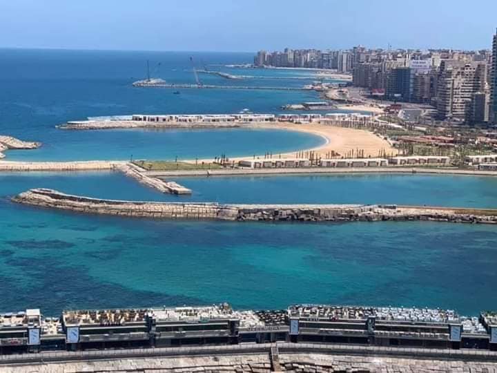بالصور.. بسبب كورونا لأول مرة شواطئ الإسكندرية خالية تماماً من المواطنيين