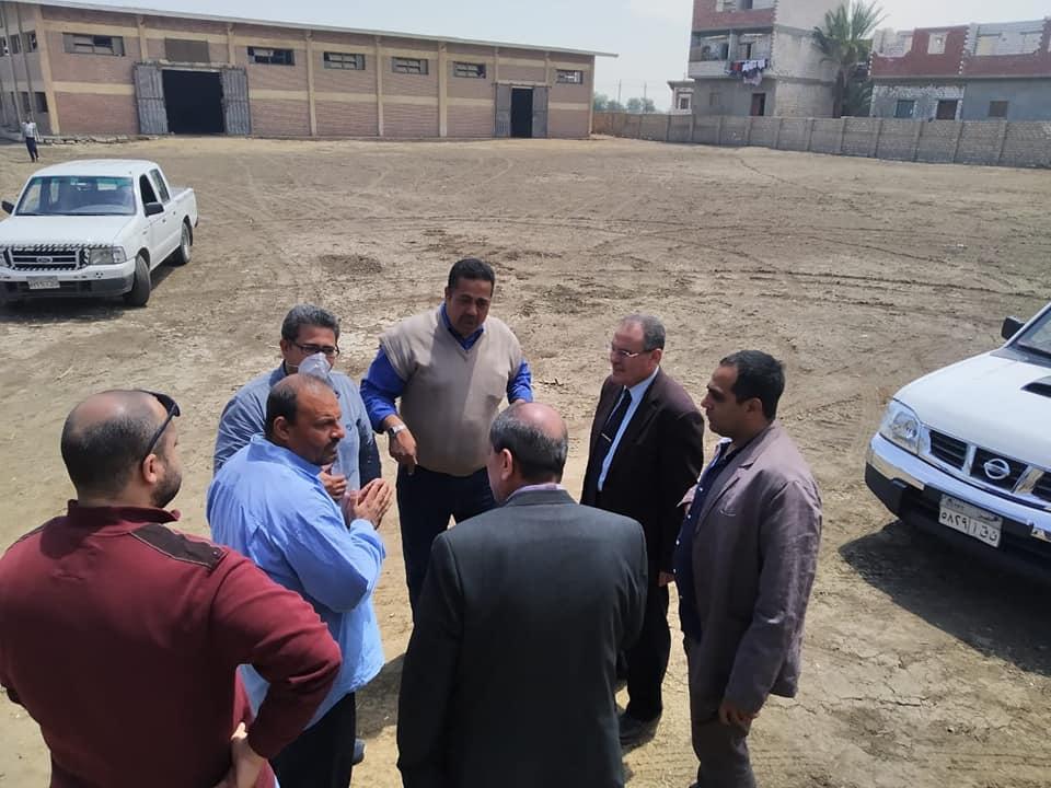 محافظ المنيا يتابع توريد 2548 طن من القمح للصوامع والشون 
