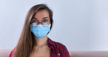 لأصحاب النظارات.. كيف ترتدى الكمامة للوقاية من كورونا بدون إزعاج 
