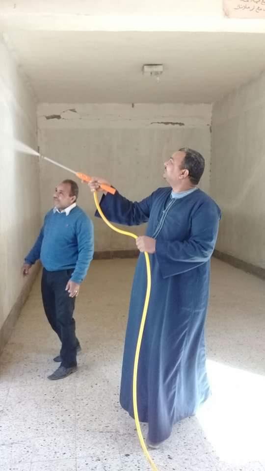 محافظ قنا :تطهير ٦٩٥ منشأه و ٥٥ شارع و ٧ مواقف أجرة و ٣ مواقع للعمل فى مدن المحافظة