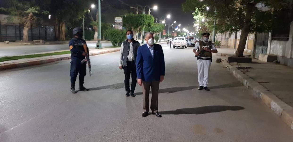 محافظ المنيا يتابع التزام المواطنين بإجراءات الحظر في رمضان