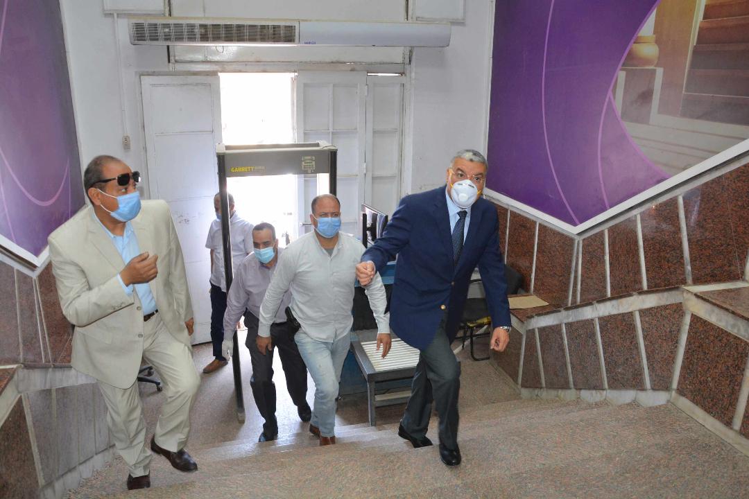 محافظ المنيا يوجه مسؤولي المصرية للاتصالات بالحد من تزاحم المواطنين أمام الفرع