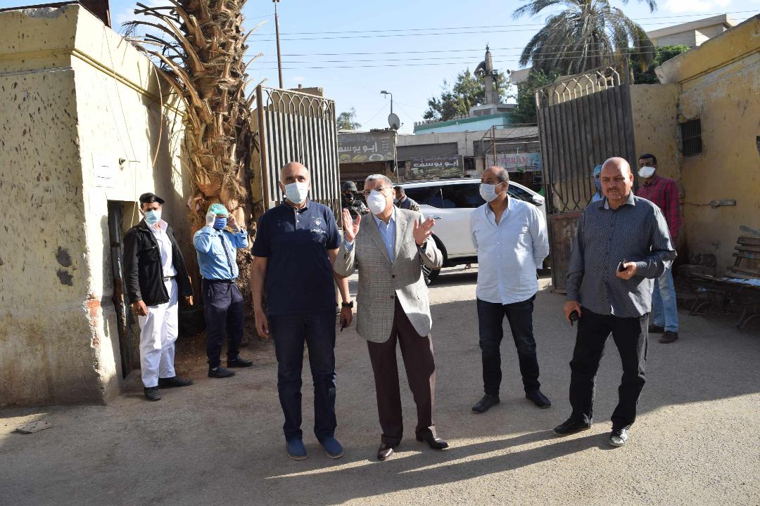 محافظ المنيا يتفقد مستشفي الحميات والصدر ويشيد بدور الفرق الطبيه
