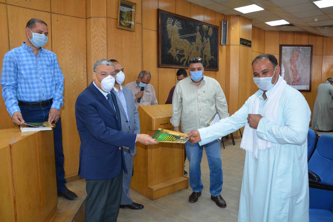محافظ المنيا يسلم 70 عقدا جديدا لتقنين أوضاع أراضي أملاك الدولة