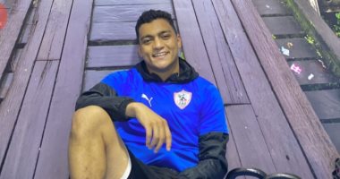 مصطفى محمد يستعين بطاولة 