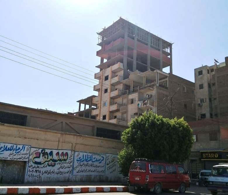 الصوره لا تكذب ,
مخالفات المبانى فى نجع حمادى فى وضح النهار رغم قرار رئيس الحكومة