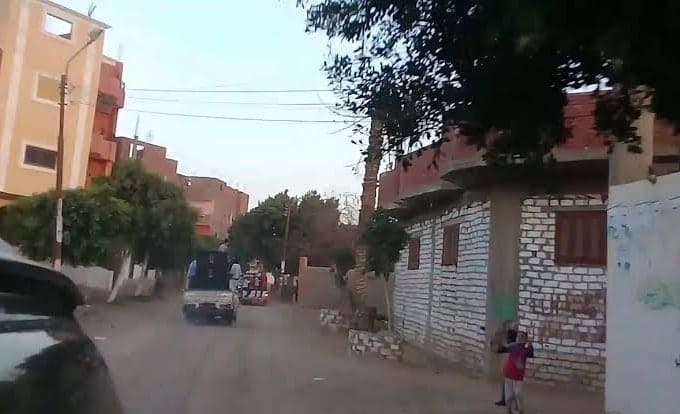 مسيرة حاشدة تطوف قرية بالمنيا فرحا بسلبية تحليل شخص لفيروس كورنا


