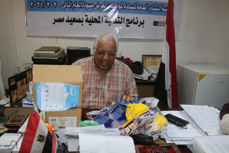 رئيس مدينه بقنا يوزع ادوات تعقيم في حملة لأحد الاحزاب السياسية