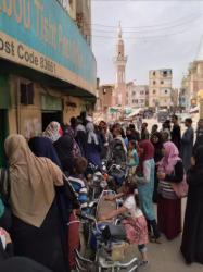 بالصور .. زحام وطوابير ودموع  أمام مكاتب البريد بقنا، والمسؤولين 