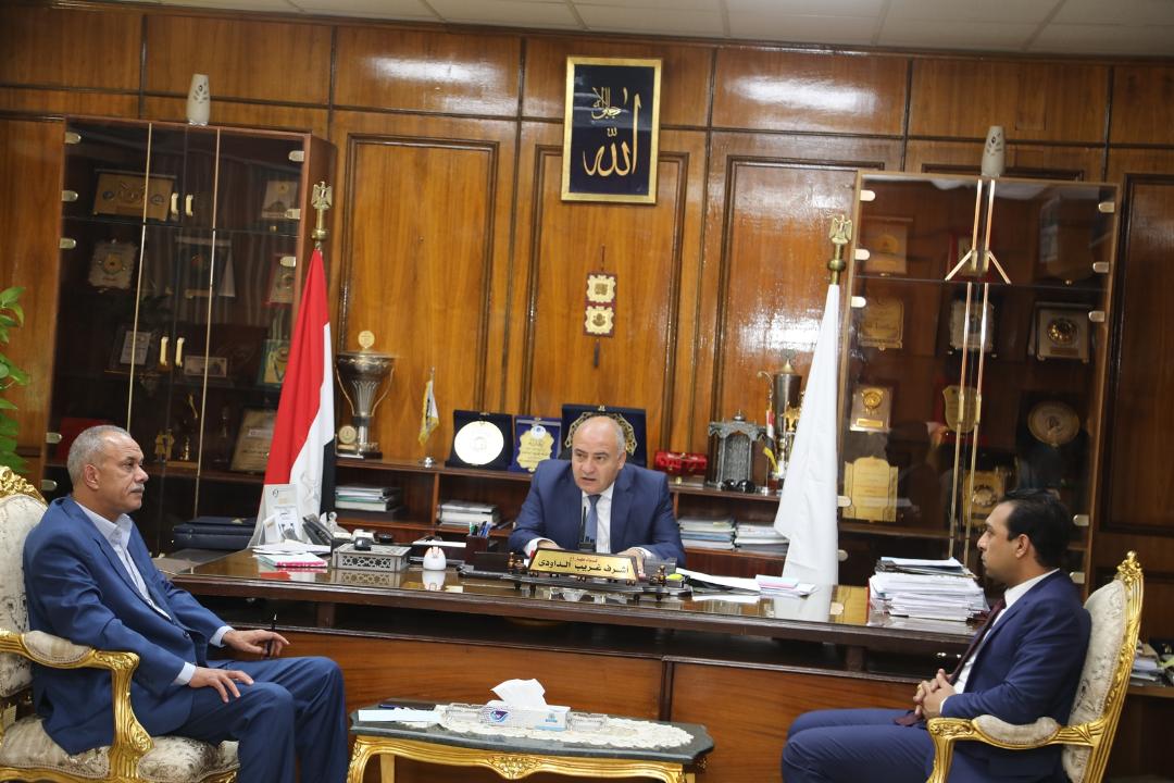 محافظ قنا يعقد اجتماع مع اللجنة المختصة باستلام الطرق الاقليمية