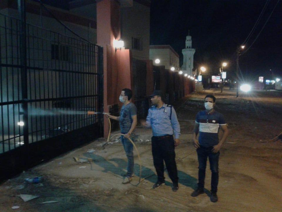 رش وتطهير عدد من المنشآت الطبية والخدمية بمركز ملوى بالمنيا   