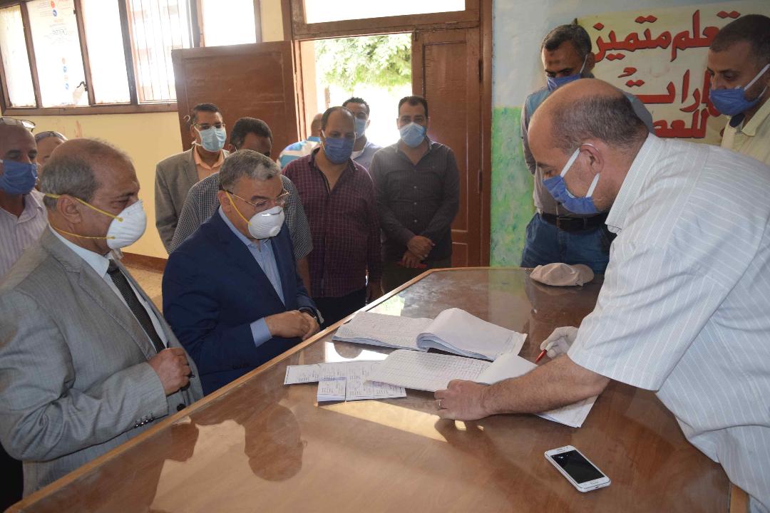 محافظ المنيا يتابع استلام المشروعات البحثية بالمدارس ويشدد على اتباع الإجراءات الاحترازية والوقائية 