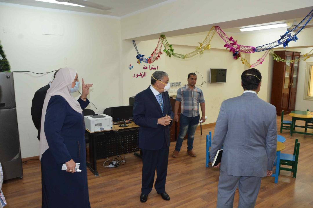 محافظ المنيا يتفقد مركز خدمات ودراسات المرأة والطفل