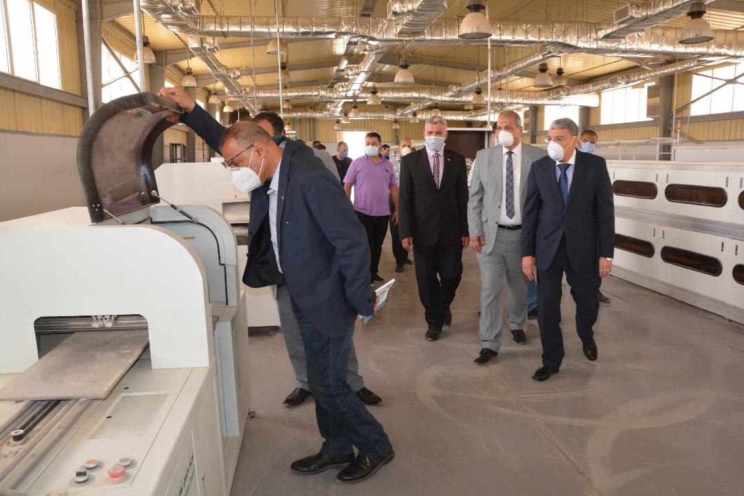 محافظ المنيا، ووفد هيئة تنمية الصعيد يتفقدان عددا من المشروعات لدفع العمل بها وتشغيلها