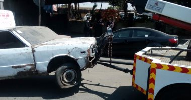 أوناش المرور ترفع حطام حادث 8 سيارات من أعلى دائرى المعادى 

