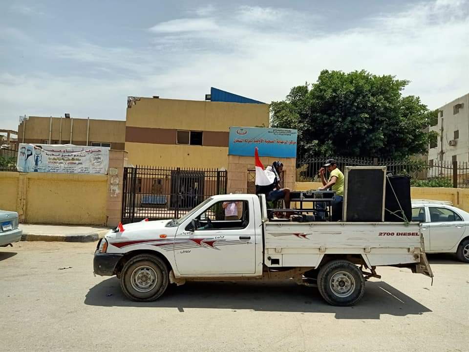 سيارات تجوب المحافظة للتوعية بارتداء الكمامات وطرق الوقاية من كورونا.. وتطهير 600 شارع ومحل ومنزل بالجيزة 

