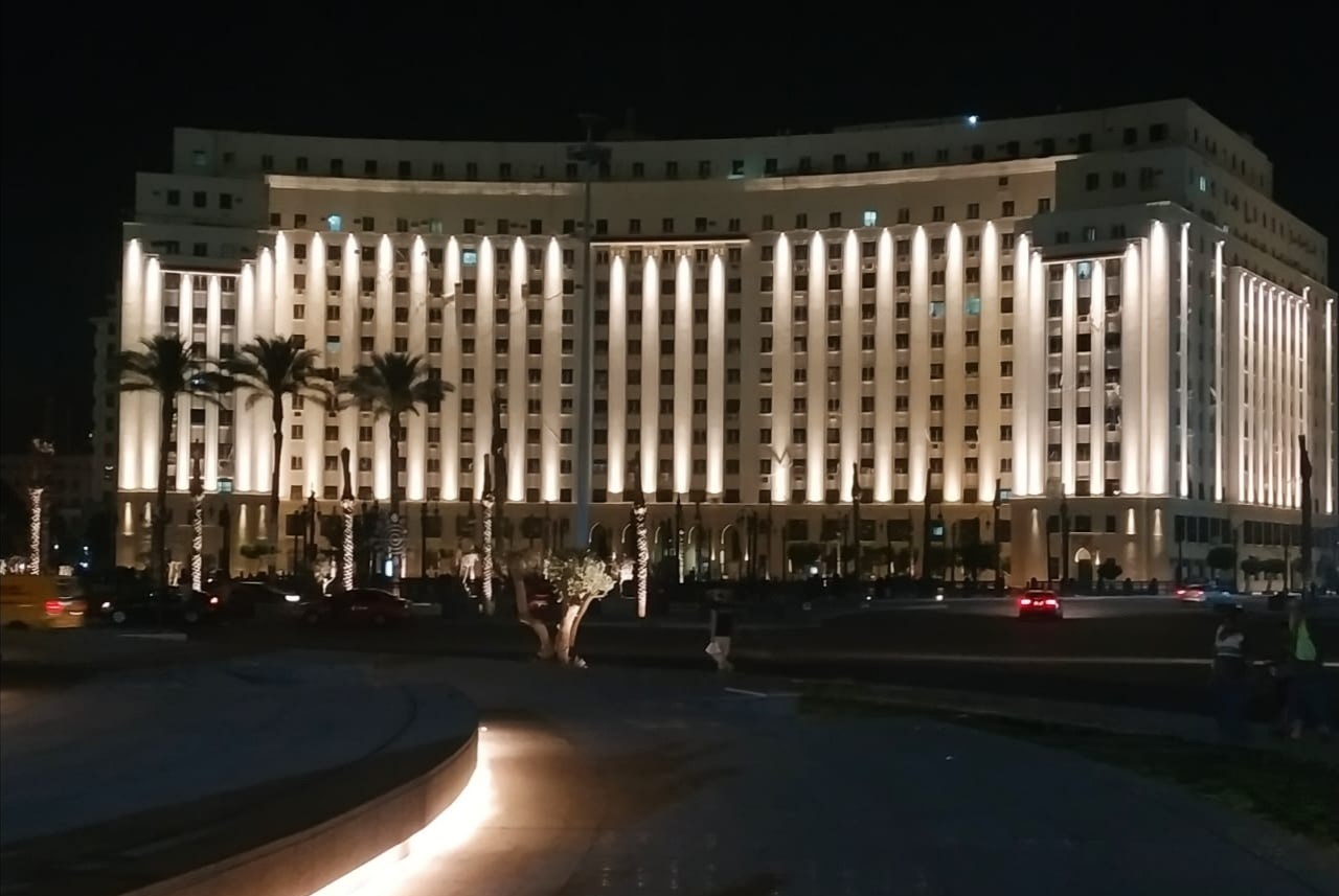 وزير قطاع الأعمال العام يتفقد اللمسات النهائية لمشروع إضاءة ميدان التحرير