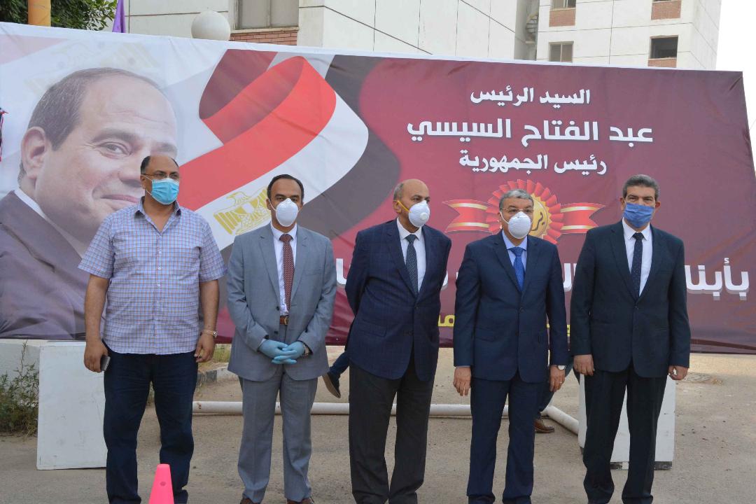 محافظ المنيا ورئيس الجامعة يستقبلان أول فوج من العالقين العائدين من الخارج بالمدينه الجامعيه 