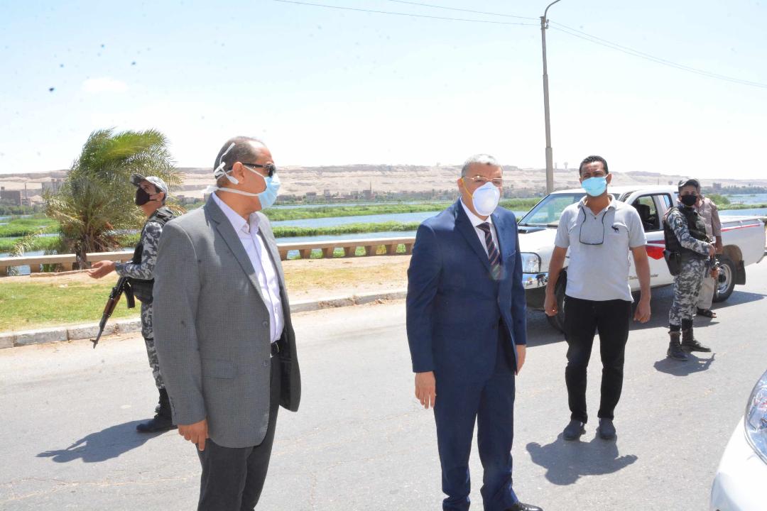 محافظ المنيا يتفقد كورنيش النيل وشوارع المدينة لمتابعة التزام المواطنين بالاجراءات الاحترازيه في  عيد الفطر المبارك