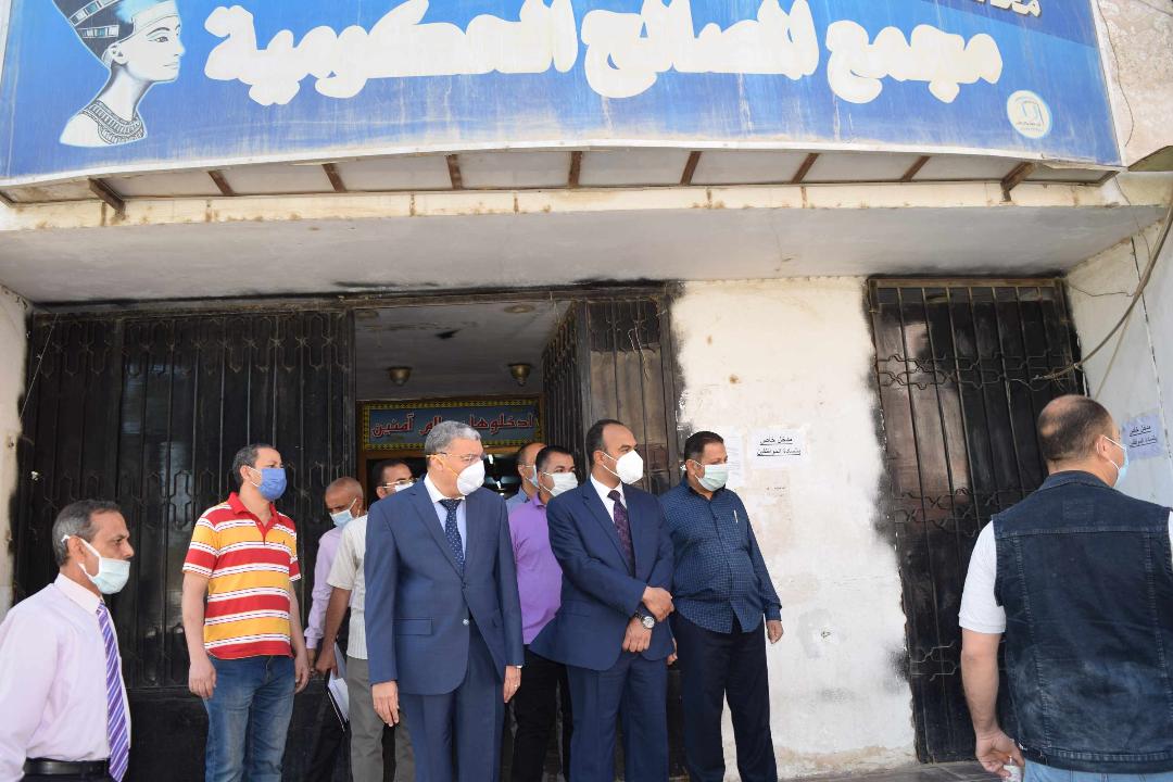 بالصور : محافظ المنيا يتابع التزام العاملين والمواطنين بالمصالح الحكومية بارتداء الكمامات الواقية