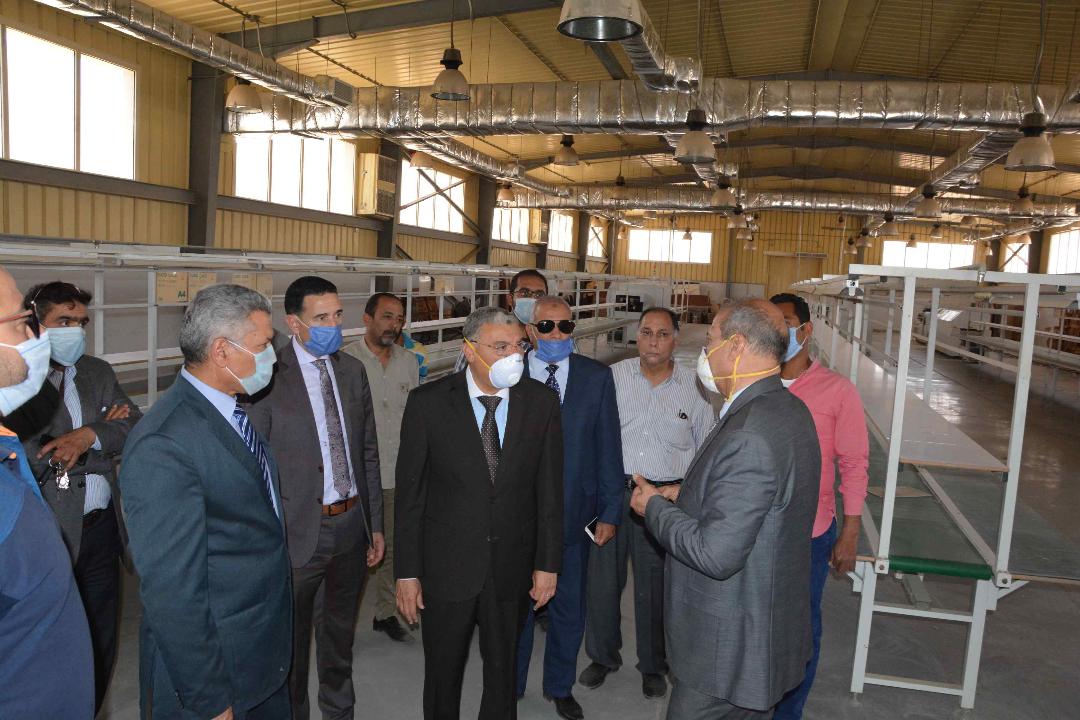 محافظ المنيا، ووفد هيئة تنمية الصعيد يتفقدان عددا من مشروعات المنطقة الصناعية