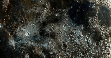 عالم فلك أمريكى يلتقط أوضح صور على الإطلاق لحفر القمر 
