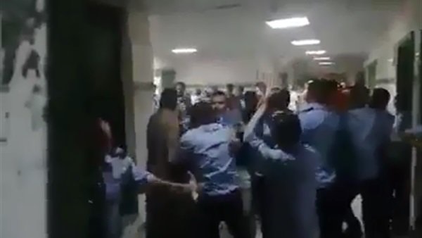 القبض على مواطن تعدى على طبيب لاشتباه وفاة ابنه بكورونا 
