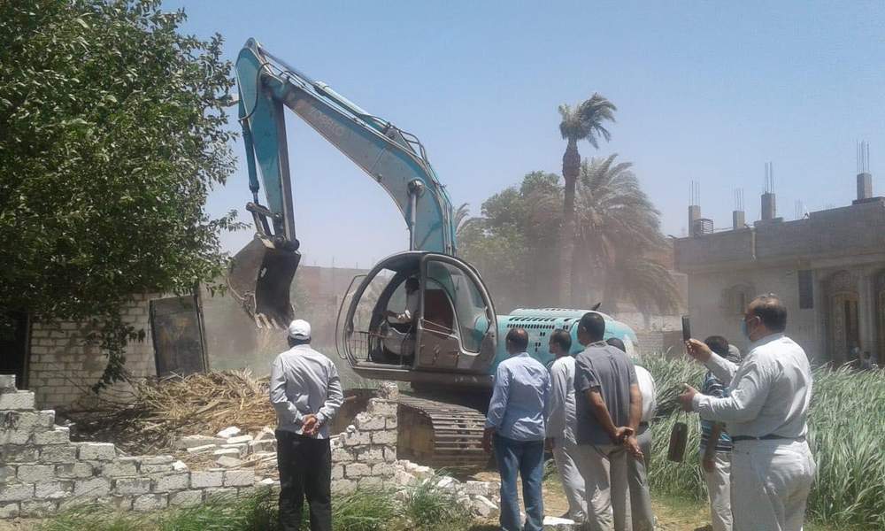  ازالة وإيقاف 5 حالات تعد بالبناء المخالف والعشوائي بمراكز بالمنيا
