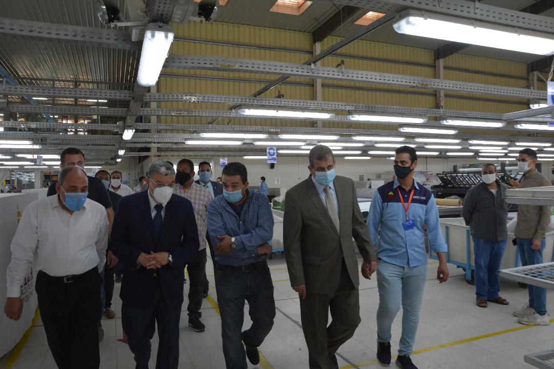 محافظ المنيا يتابع سير العمل داخل عدد من المصانع بالمنطقة الصناعية
