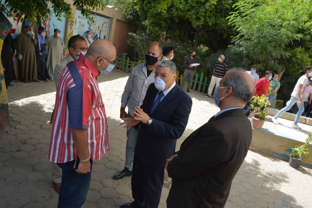 محافظ المنيا يتفقد لجان امتحانات الثانوية العامة ويحٌيل مسؤول اللجنة الثلاثية وملاحظ للتحقيق