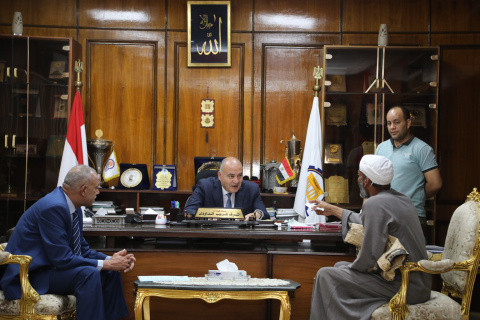نائب محافظ قنا يستقبل المواطنين للإستماع لمشاكلهم والعمل على حلها