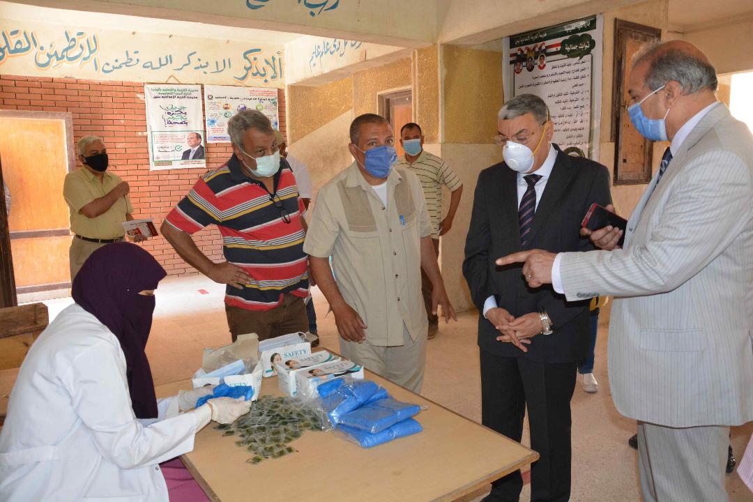 محافظ المنيا يتابع سير امتحانات الثانوية العامة بعدد من اللجان 