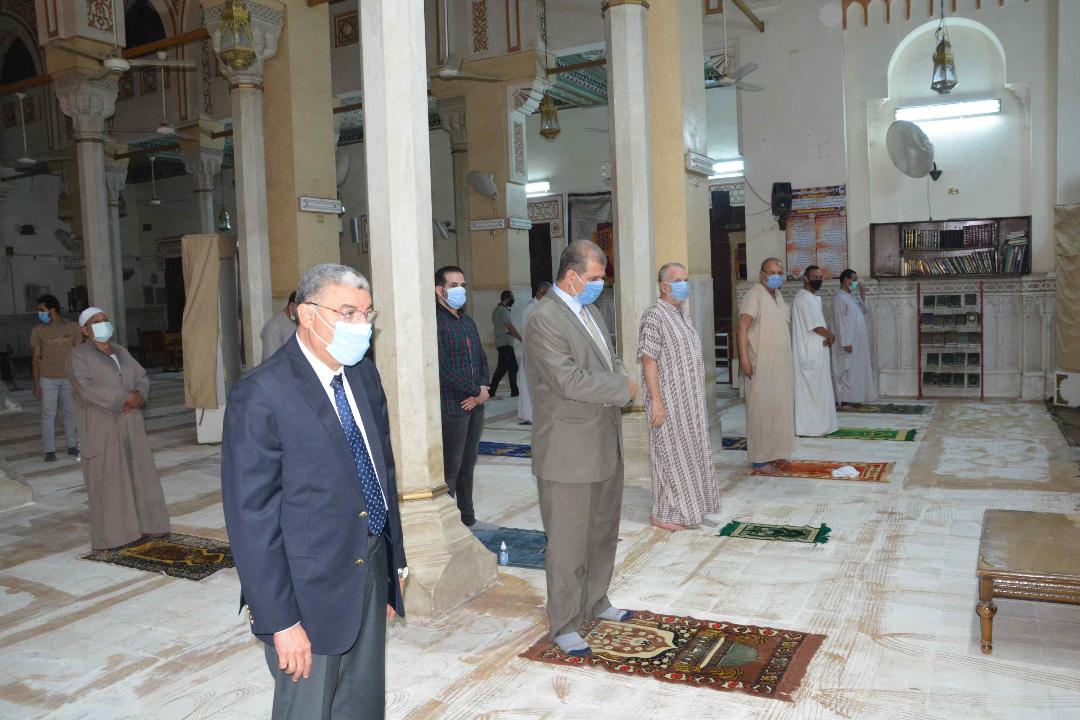 محافظ المنيا يتابع التزام المصلين بتطبيق الإجراءات الاحترازية ويؤدي صلاة المغرب بمسجد صلاح الدين

