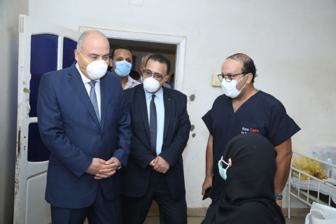 محافظ قنا يزور مستشفي فرشوط المركزي
