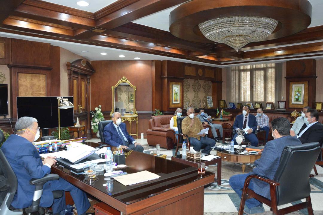 محافظ المنيا يتابع مستجدات الأوضاع الصحية وإجراءات الحد من انتشار فيروس كورونا
