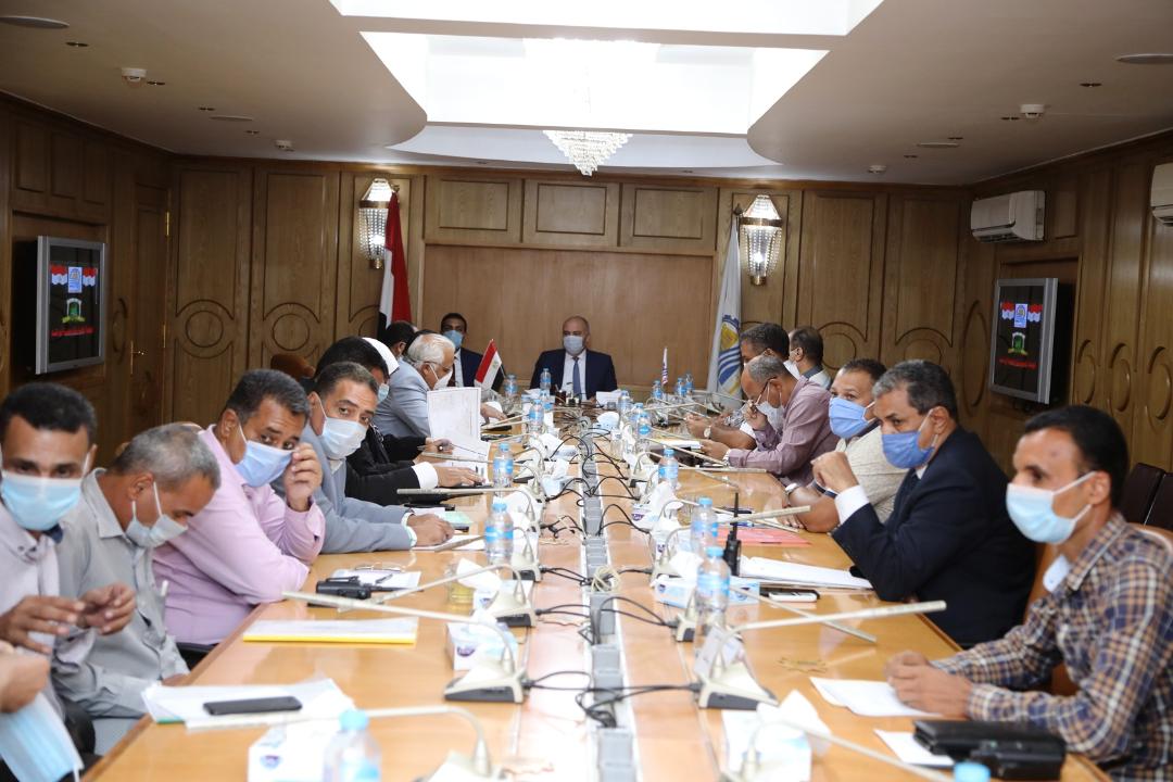 محافظ قنا:
الانتهاء من تنفيذ الخطة الاستثمارية 2019/2020لديوان عام المحافظة والوحدات المحلية