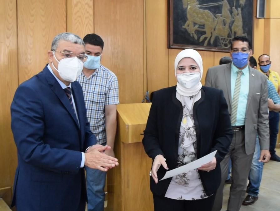 محافظ المنيا يسٌلم 361 مشروعا مقدمة من صندوق التنمية المحلية