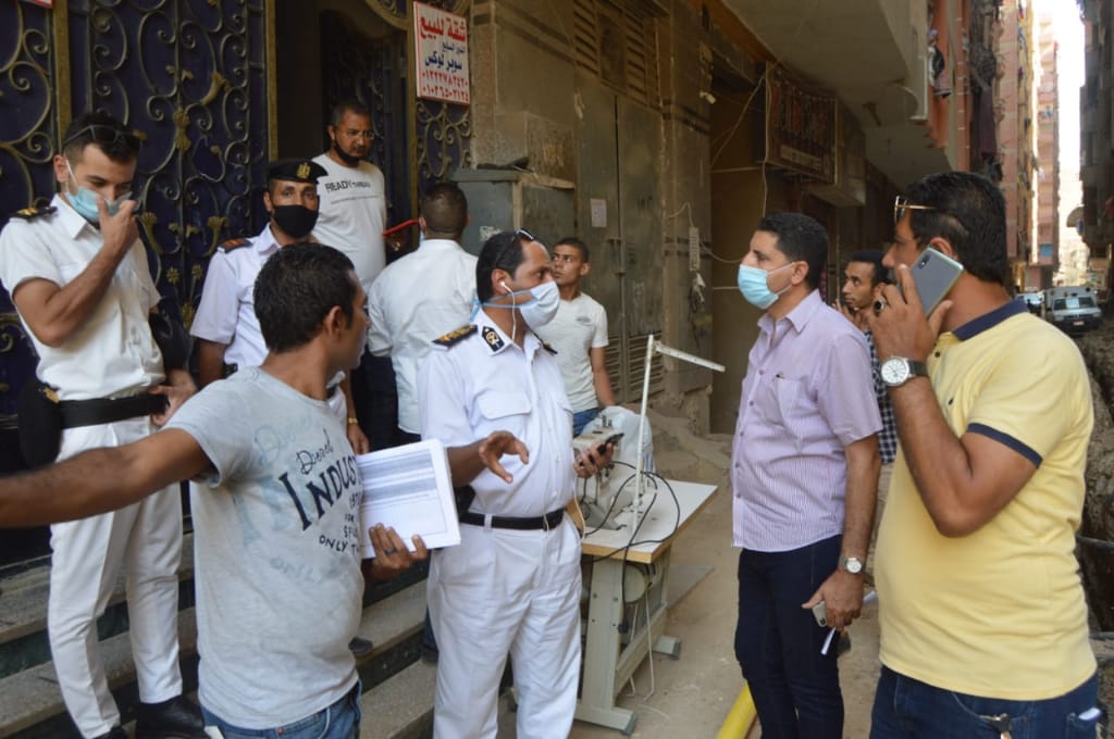بالصور.. غلق وتشميع مصنع ينتج كمامات وبدل وقائية غير مطابقة للمواصفات بالمنيب