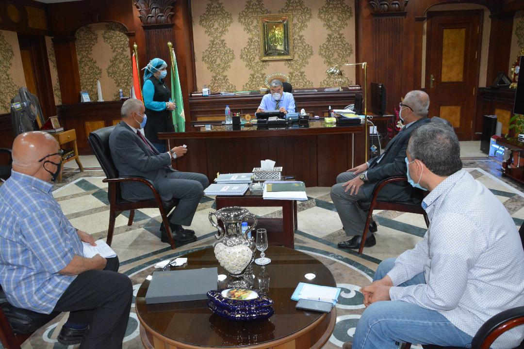 محافظ المنيا يوقع عقودا بـ41 مليون جنيه لتمويل مشروعات البنية الأساسية ب3 مراكز 