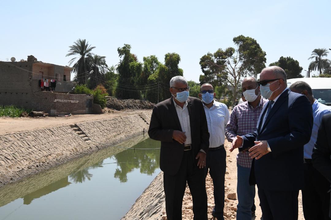 محافظ قنا يتفقد اعمال الرصف بمدخل قرية  حجازة