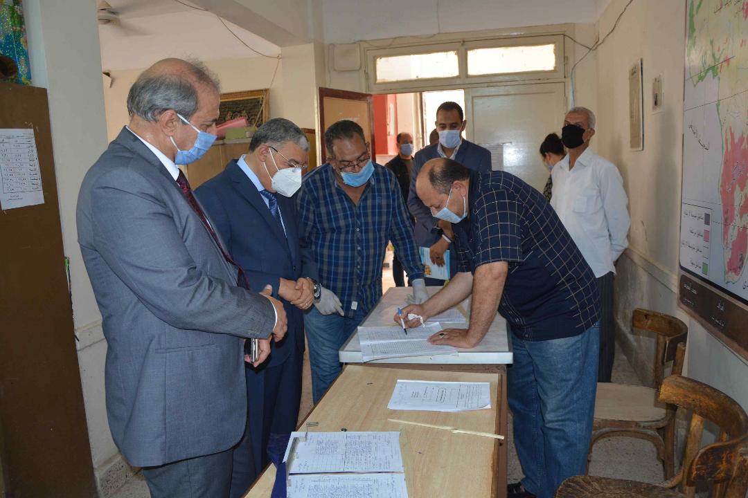 محافظ المنيا سير امتحانات الثانوية العامة، وتغييب 13 ملاحظ للتأخير 