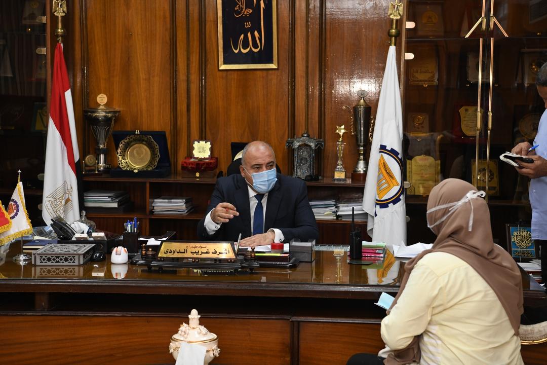 محافظ قنا يستقبل المواطنين للاستماع لشكواهم 