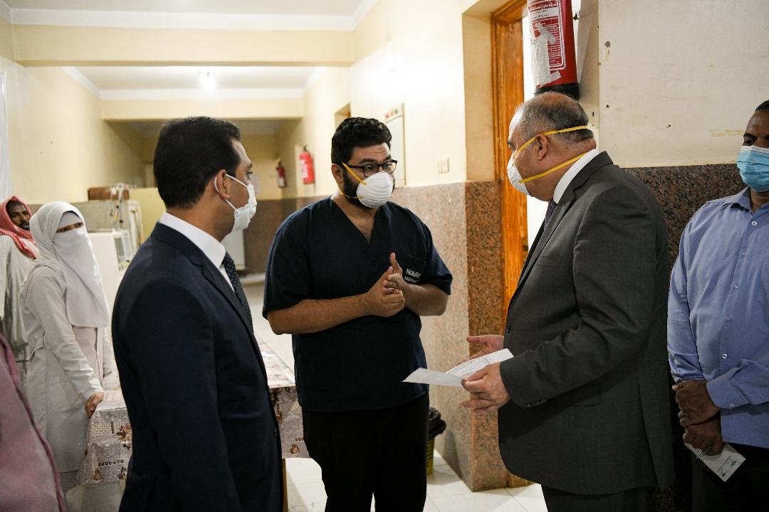  محافظ قنا يتفقد مستوى الخدمات الطبية بالمقر المؤقت لمستشفى دشنا المركزى فجرا