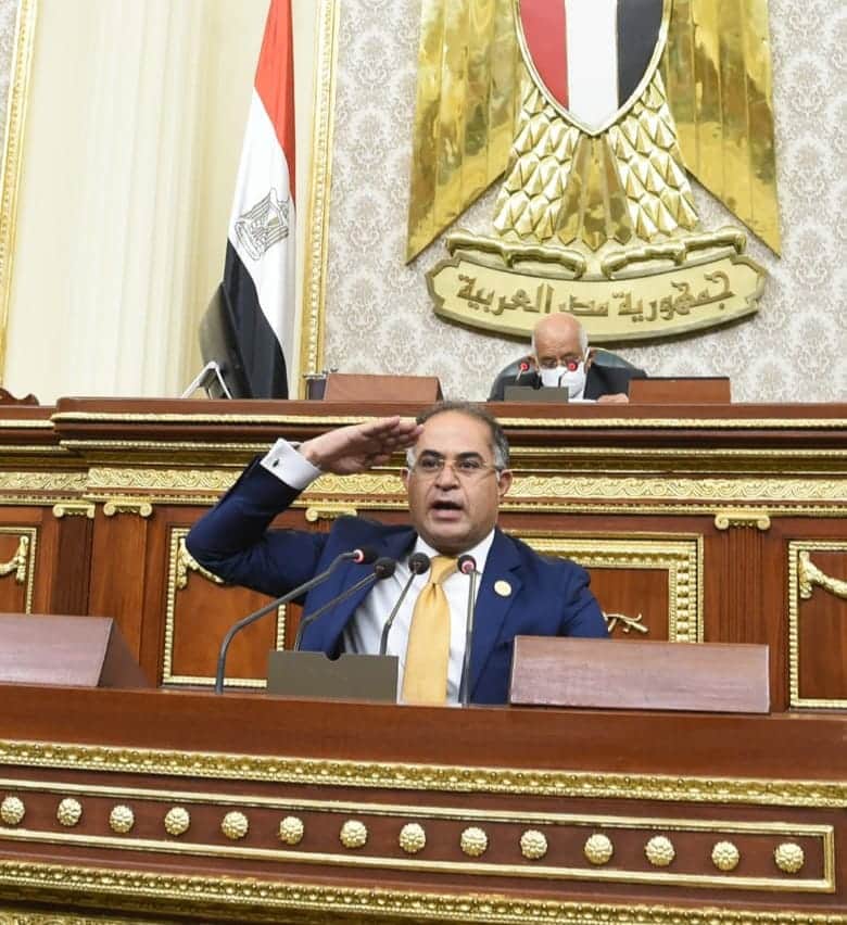 وكيل النواب يؤدي التحية العسكرية للقوات المسلحة على دورهم الوطني والإقليمي