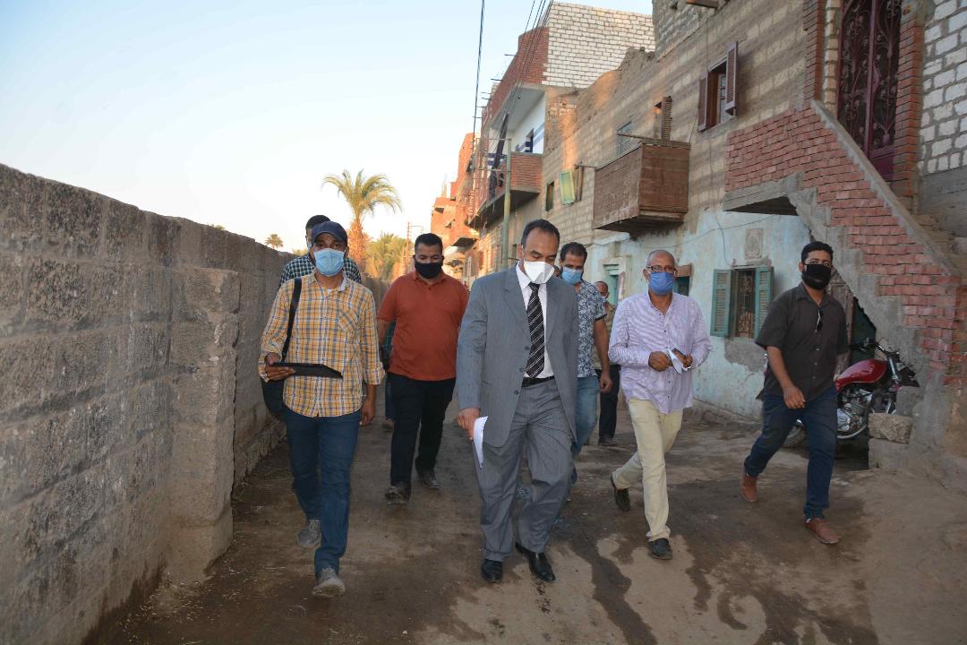 إحالة رئيس قرية ابوقرقاص البلد وفني التنظيم، للتحقيق للتقصير والإهمال