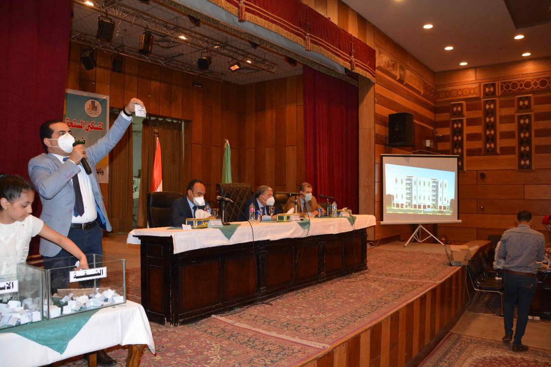 محافظ المنيا، يشهد إجراء القرعة العلنية، لتسكين 149 من المستحقين بمدينة العمال