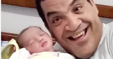 اللهم اجعلها من الصالحين.. الفنان طاهر أبو ليلة يحتفى بقدوم مولدته 