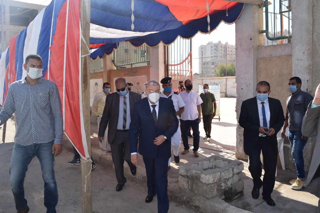 محافظ المنيا يتفقد عدد من لجان انتخابات مجلس الشيوخ ويدعو المواطنين للمشاركة
